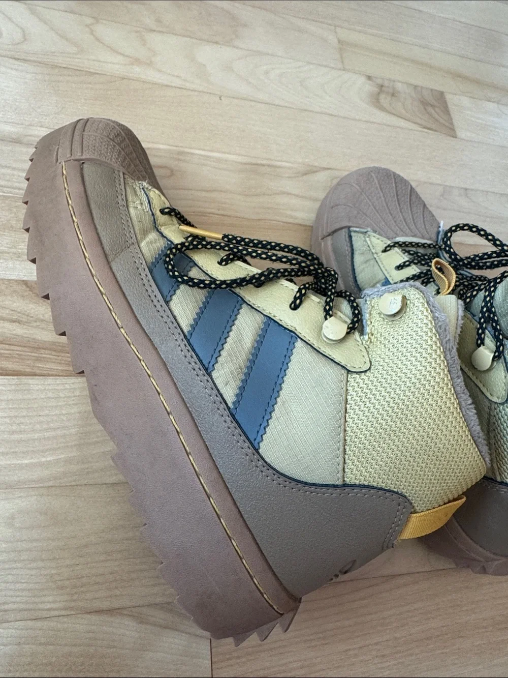 adidas Superstar Winter Trek Boot Oat Charcoal kids size 4 EUC!
